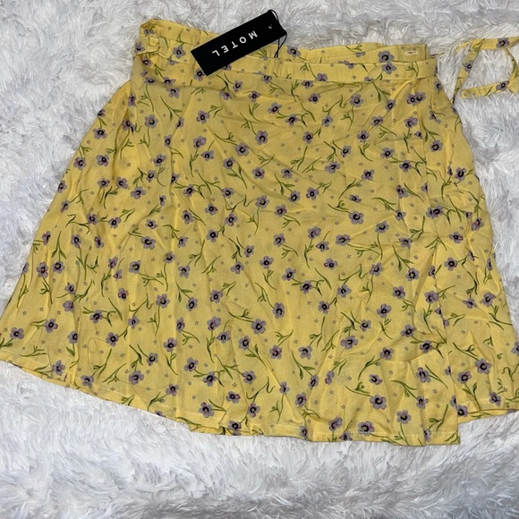 BRAND NEW MOTEL ROCKS SKIRT - Picture 4 of 5